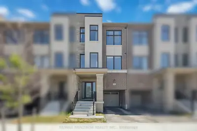 Att/Row/Townhouse in Richmond Hill