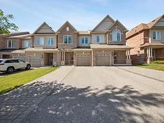 Att/Row/Townhouse in Newmarket
