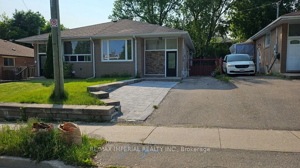 38 Lindsay Avenue, Newmarket, ON L3Y 4N6
