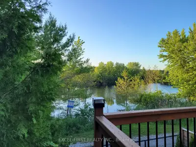 Att/Row/Townhouse in Newmarket