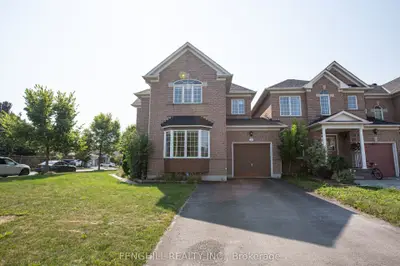 Att/Row/Townhouse in Richmond Hill