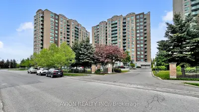 Condo Apartment in Richmond Hill