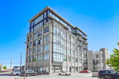 Condo Apartment in Richmond Hill