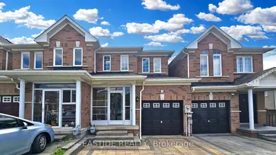 Att/Row/Townhouse in Richmond Hill