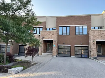 Att/Row/Townhouse in Richmond Hill