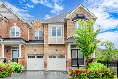 Att/Row/Townhouse in Newmarket