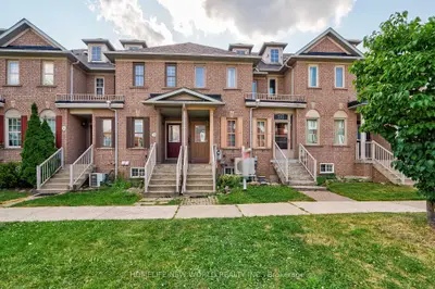 Att/Row/Townhouse in Richmond Hill