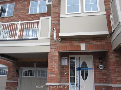Att/Row/Townhouse in Aurora