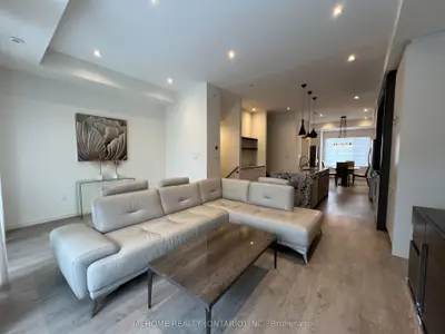 Att/Row/Townhouse in Richmond Hill