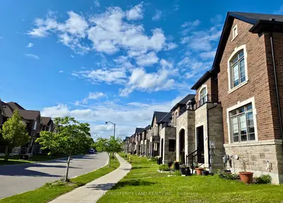 Att/Row/Townhouse in East Gwillimbury