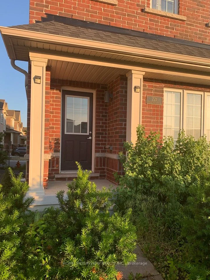 221 Harding Park Street N, Newmarket, ON L3Y 0E3