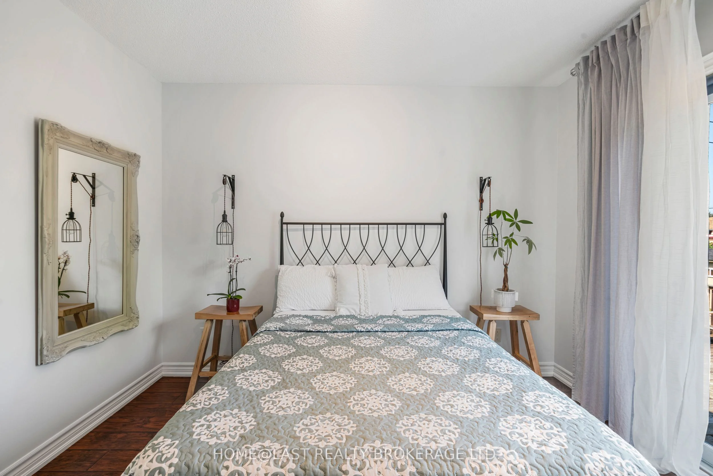 32 Evelyn Avenue, Georgina, ON L4P 3C8
