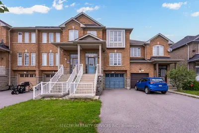 Att/Row/Townhouse in Aurora