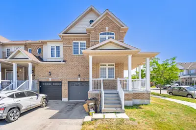 Att/Row/Townhouse in Bradford West Gwillimbury