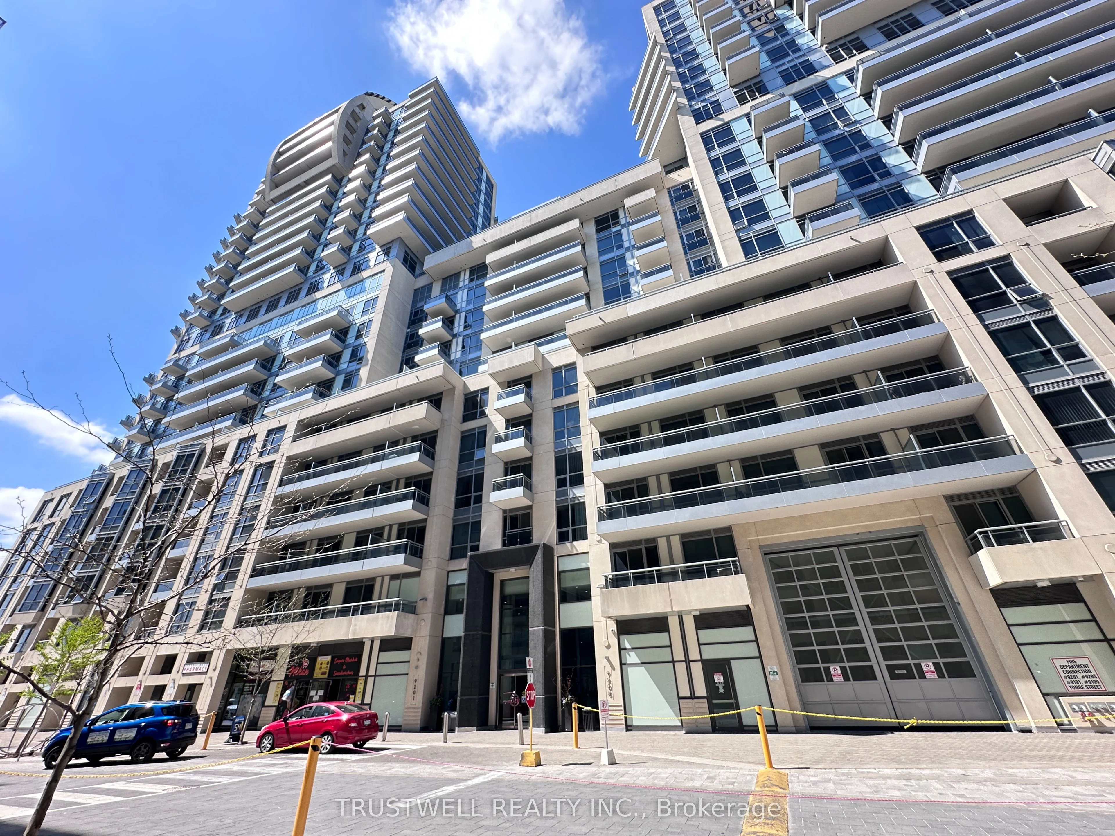 Condo Apartment in Richmond Hill