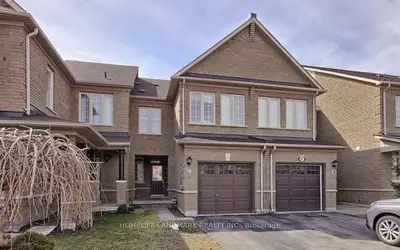 Att/Row/Townhouse in Richmond Hill