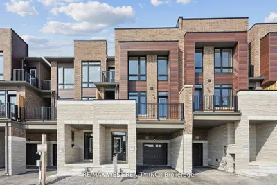 Att/Row/Townhouse in Aurora