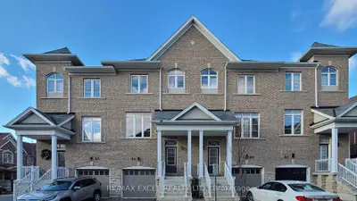 Att/Row/Townhouse in Richmond Hill