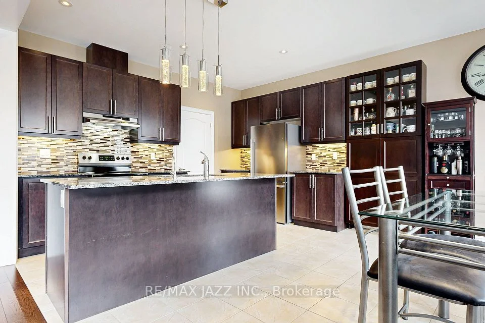 208 Frederick Pearson Street, East Gwillimbury, ON L9N 0Y9