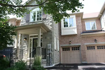 Att/Row/Townhouse in Newmarket