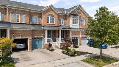 Att/Row/Townhouse in Bradford West Gwillimbury