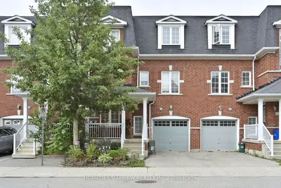 Att/Row/Townhouse in Richmond Hill
