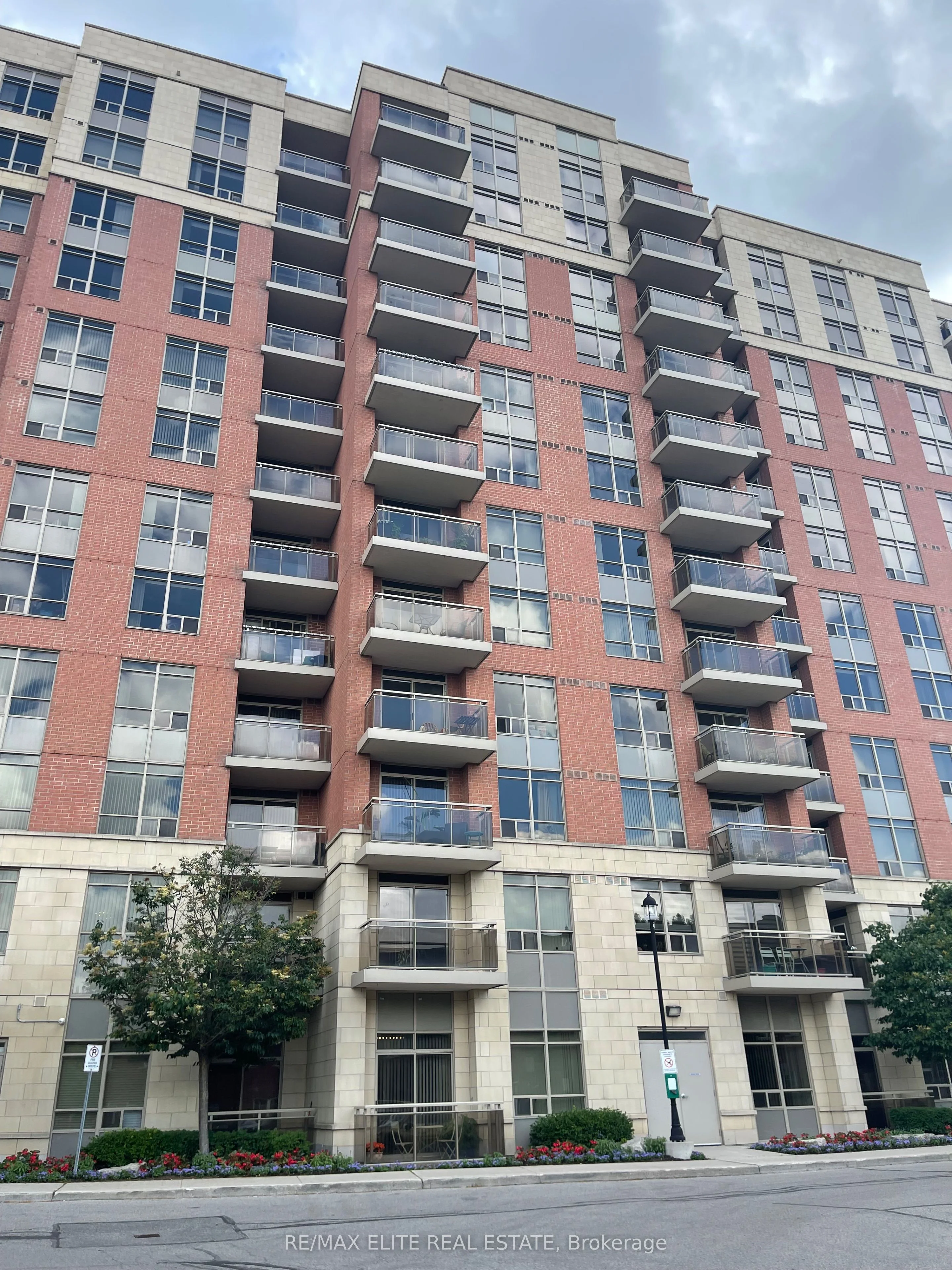 Condo Apartment in Richmond Hill