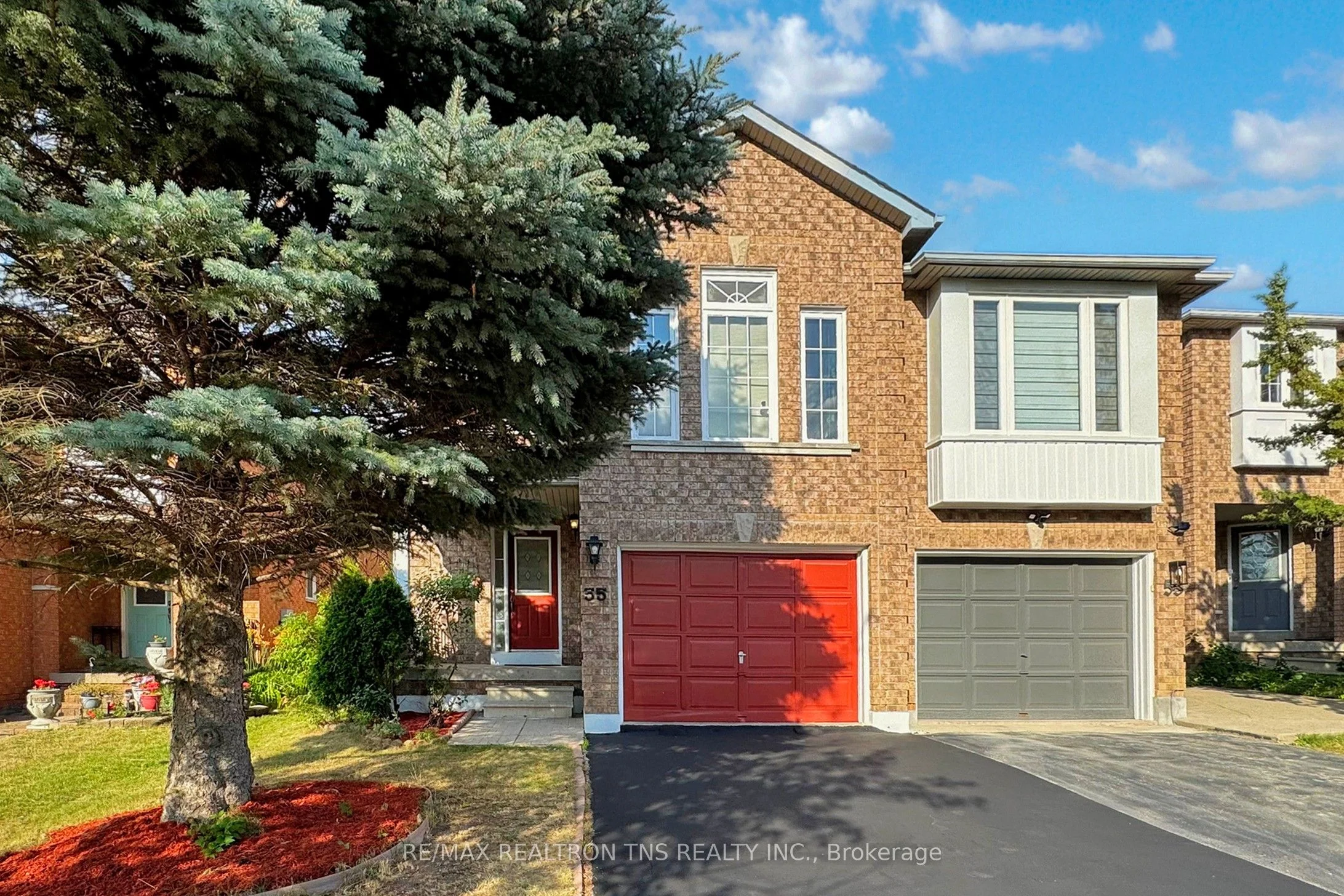 Att/Row/Townhouse in Richmond Hill