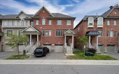 Att/Row/Townhouse in Richmond Hill