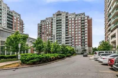 Condo Apartment in Richmond Hill