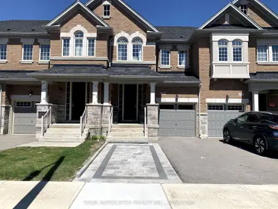 Att/Row/Townhouse in Richmond Hill