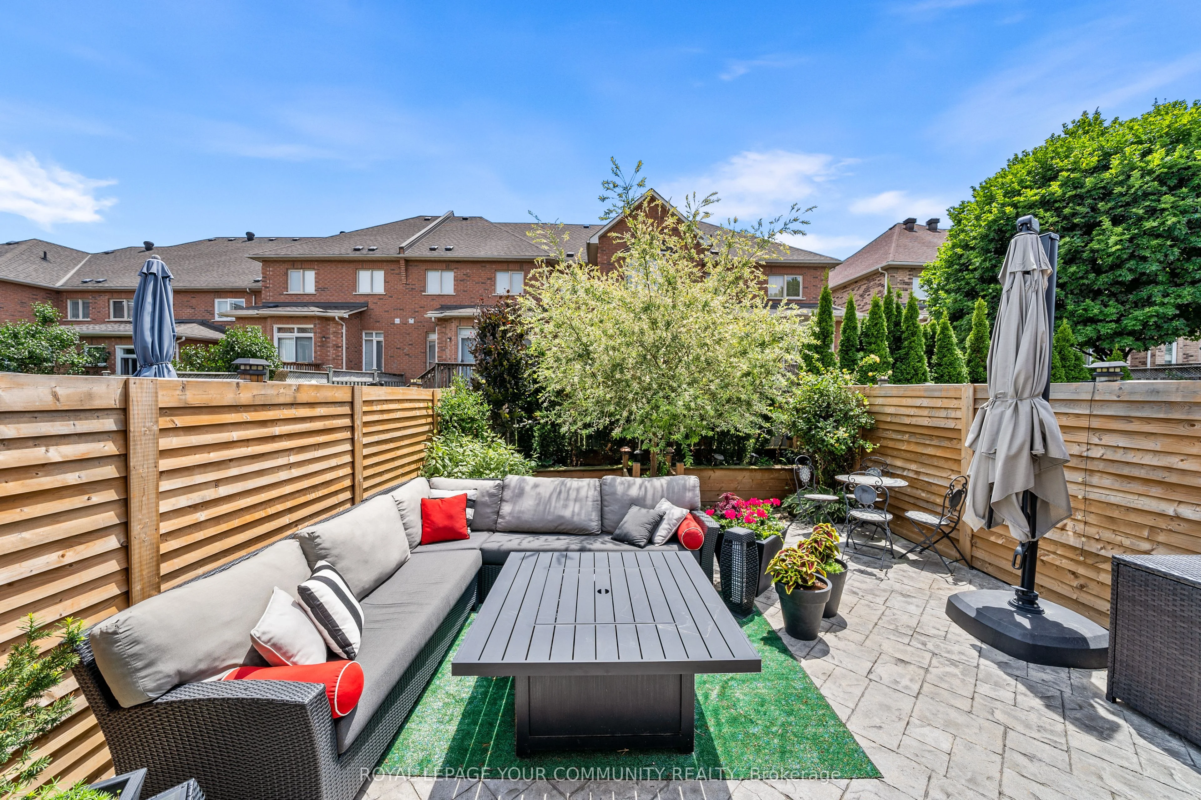 Att/Row/Townhouse in Richmond Hill