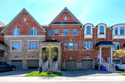 Att/Row/Townhouse in Richmond Hill