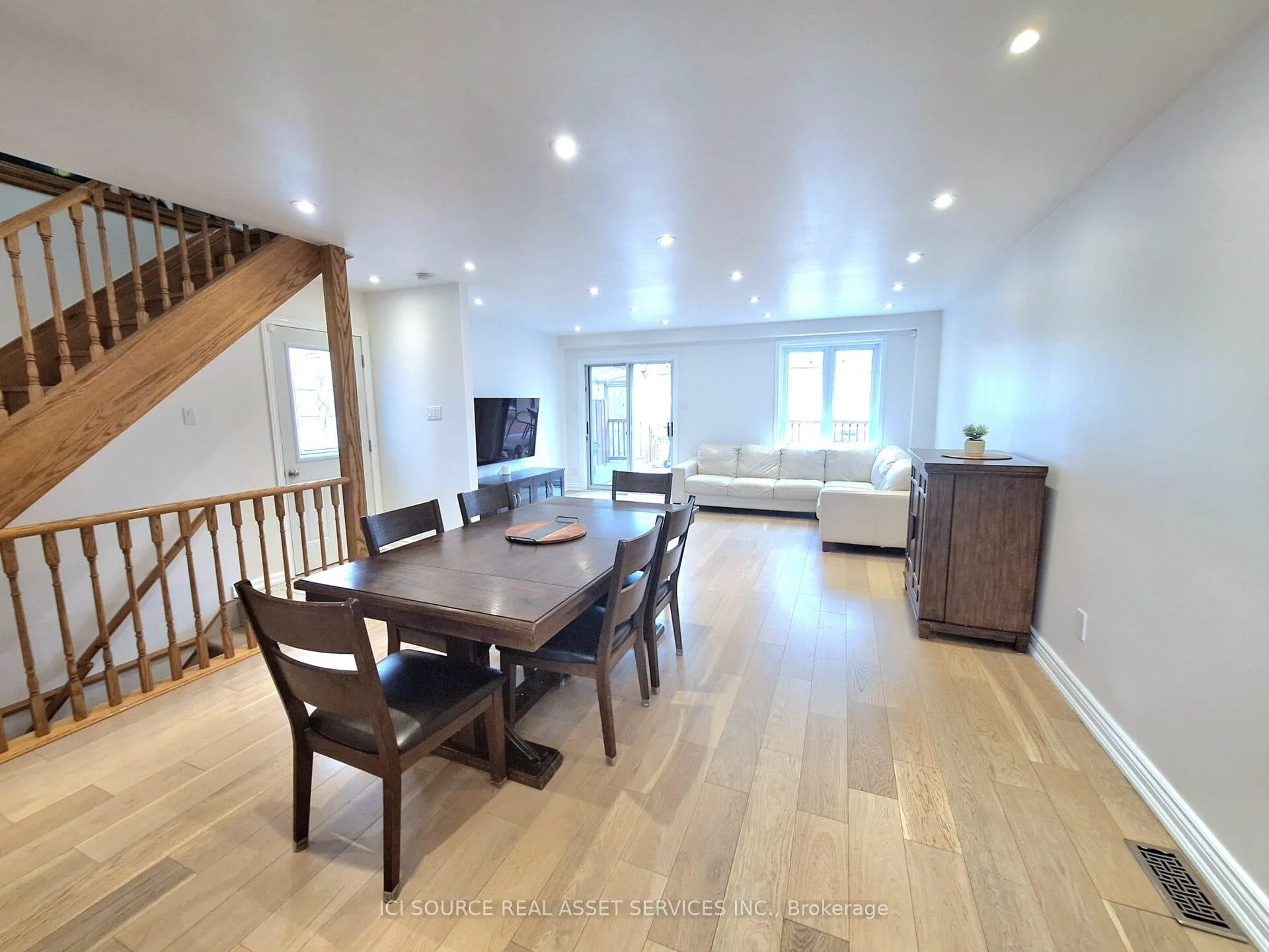 221 Hodgson Drive, Newmarket, ON L3Y 1E3