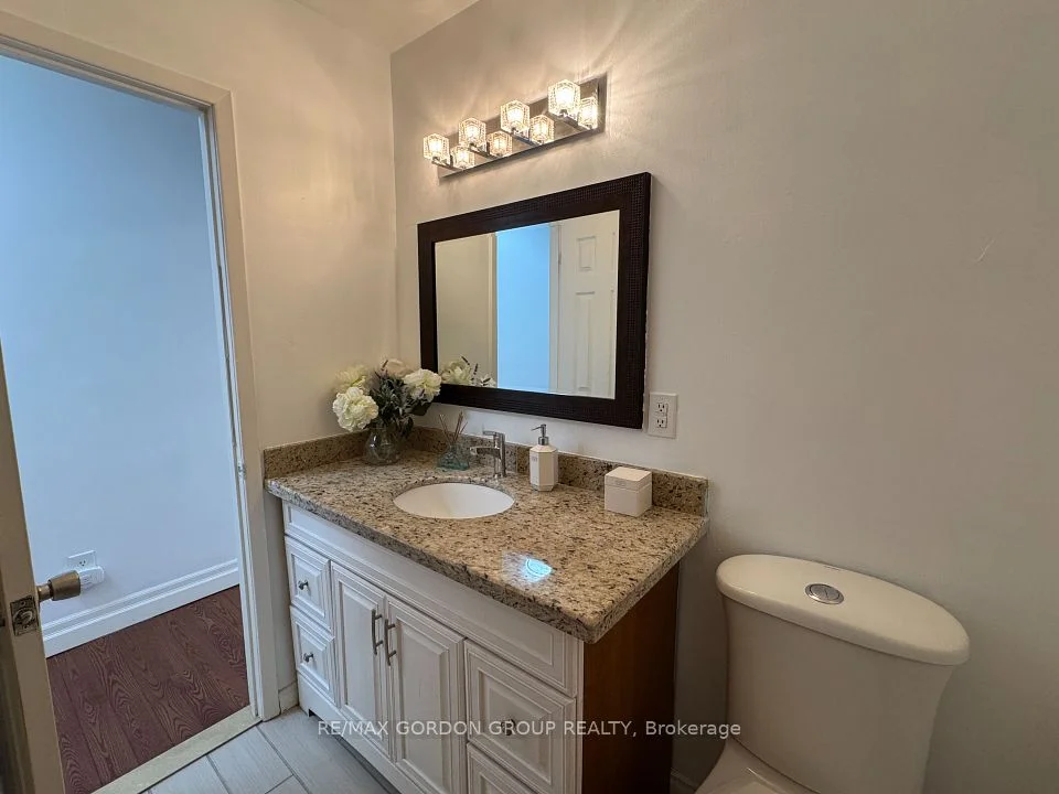 111 Bayview Parkway MAIN, Newmarket, ON L3Y 3W2