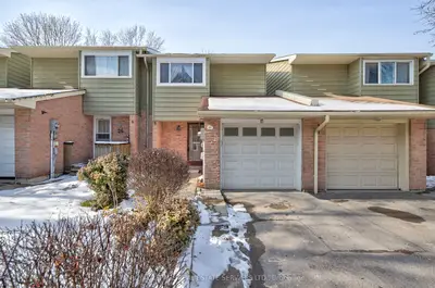 Condo Townhouse in Bradford West Gwillimbury