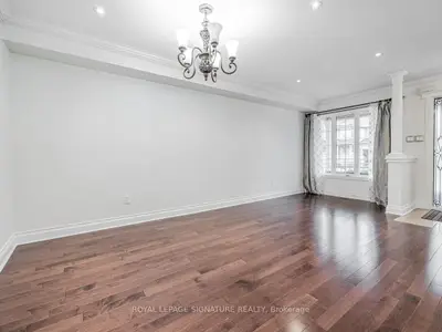 Att/Row/Townhouse in Richmond Hill