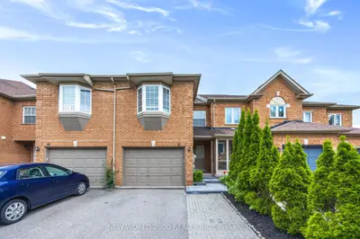 Att/Row/Townhouse in Aurora