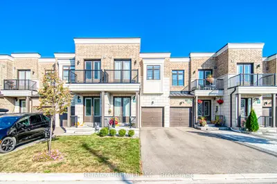 Att/Row/Townhouse in Aurora