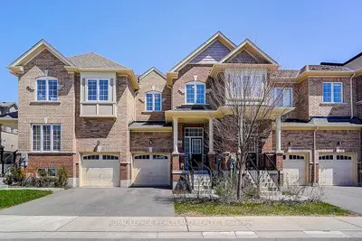 Att/Row/Townhouse in Newmarket