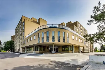 Common Element Condo in Richmond Hill