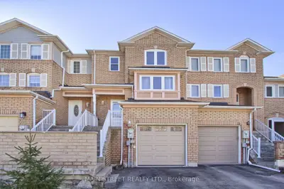 Att/Row/Townhouse in Aurora