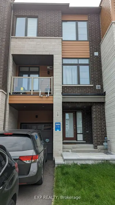 Att/Row/Townhouse in Newmarket