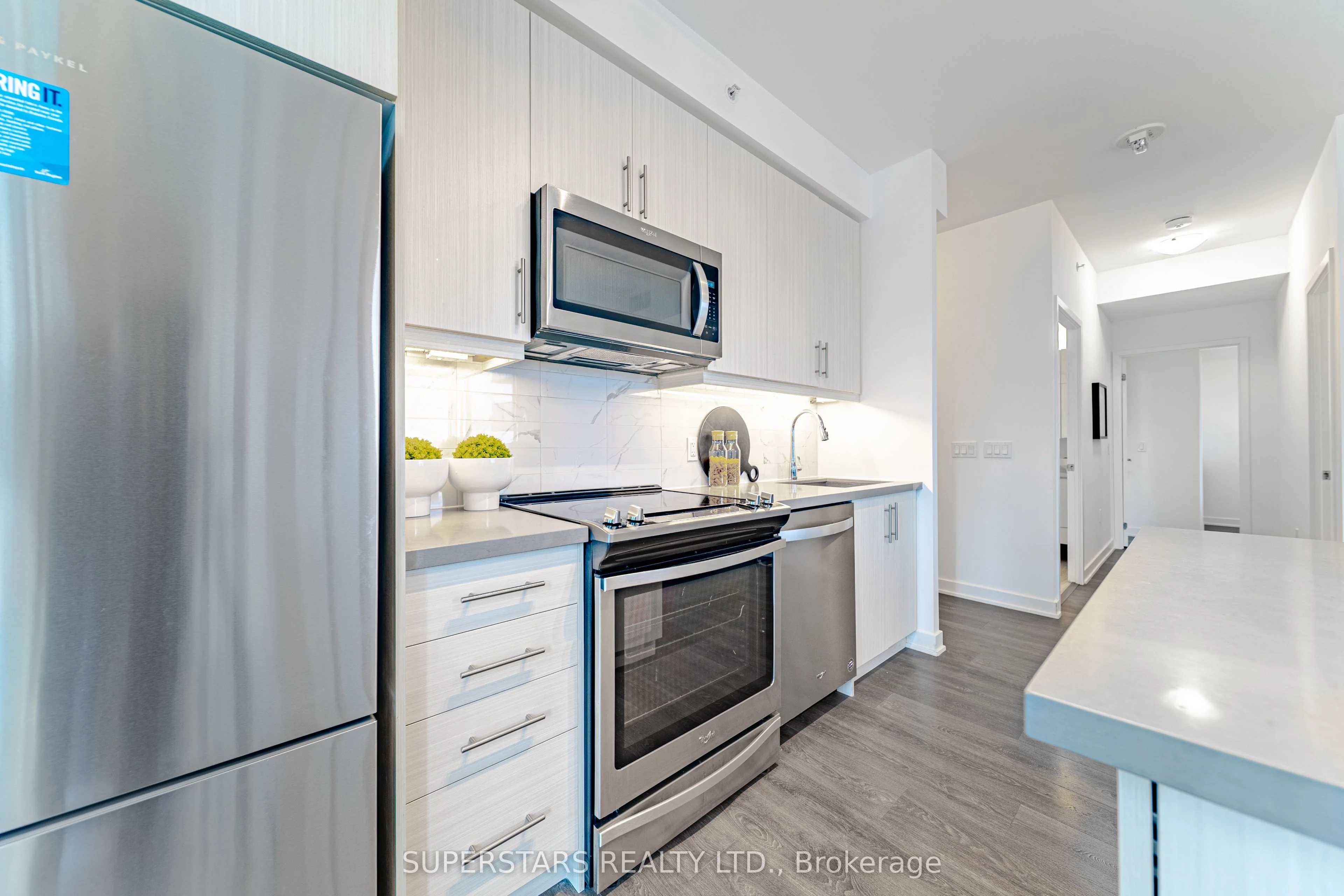 85 Oneida Crescent #407, Richmond Hill, ON L4B 0H4