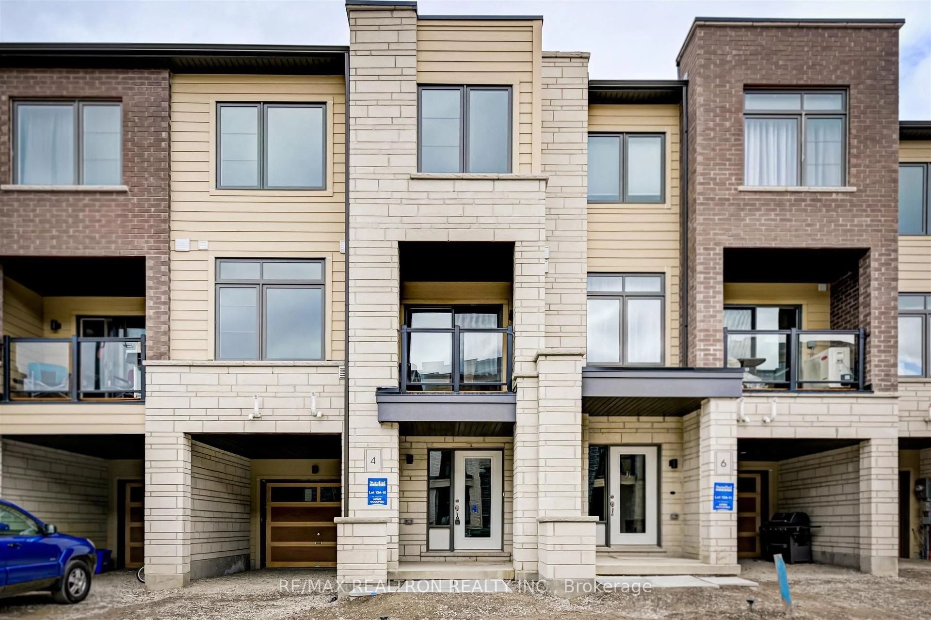 Att/Row/Townhouse in Newmarket