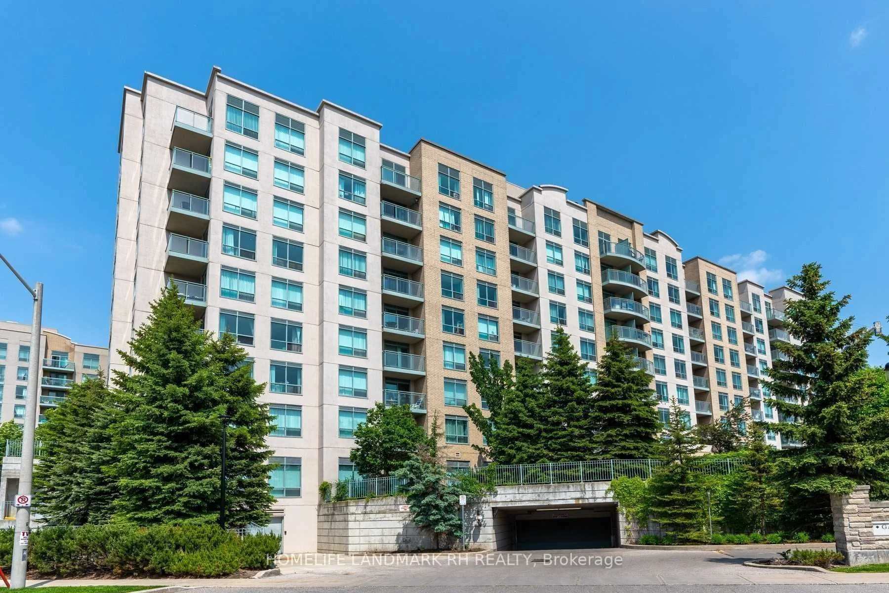 Condo Apartment in Richmond Hill