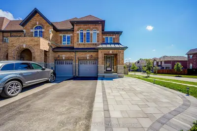 Att/Row/Townhouse in Richmond Hill