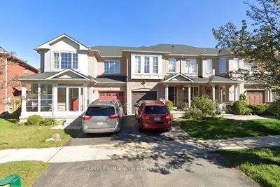 Att/Row/Townhouse in Richmond Hill