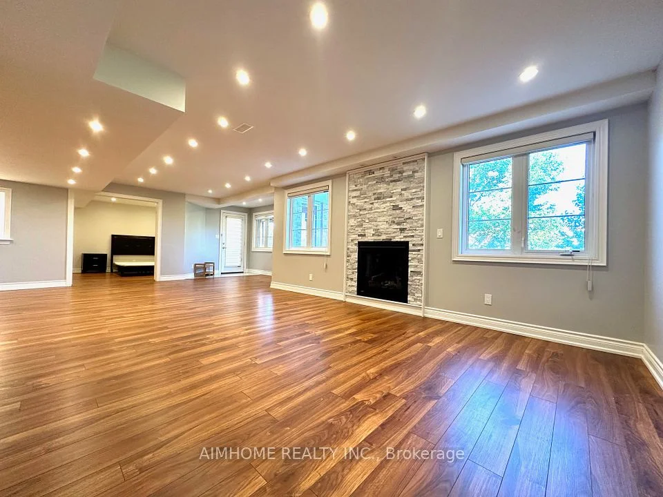 82 Cosford Street Bsmt W/o, Aurora, On L4g 0j5