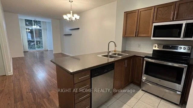 18 Harding Boulevard 102, Richmond Hill, ON L4C 0T3
